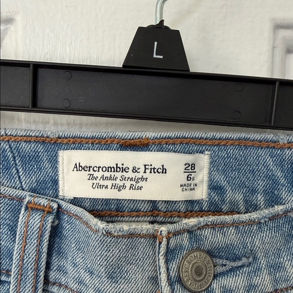 Abercrombie & Fitch Light Blue Cropped Jeans - Picture 2 of 3